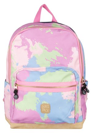 Multicolor rugzak met roze, groene en blauwe spatten, twee ritscompartimenten en een beige onderkant. Logo-label aan de voorkant.