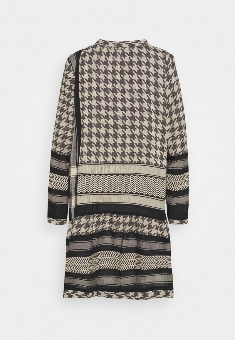 Vestido de manga larga con un patrón de pata de gallo y rayas en negro, beige y gris, mostrado desde la parte posterior sobre un fondo blanco.