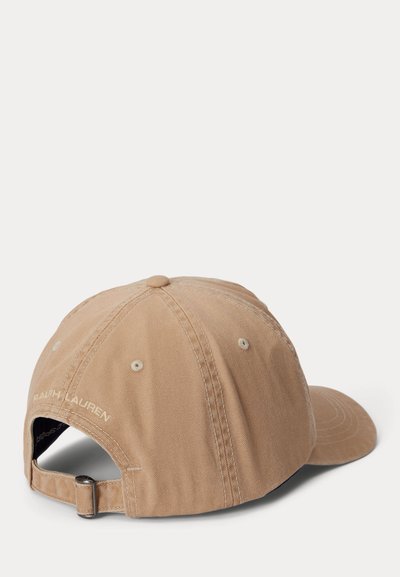 Béžová nastavitelná baseballová čepice s prošitými větracími otvory a vyšitým nápisem „RALPH LAUREN“ poblíž zadního pásku.