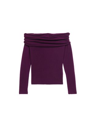 Top de manga larga en color púrpura con un diseño off-the-shoulder, que presenta una tela drapeada alrededor del escote y una textura suave y elástica.
