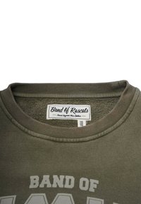 Oliivivihreä lasten huppari, jossa on ribbireunus kaula-aukossa, fleecivuori ja "Band of Rascals" -merkki sekä painatus. Koko 110/116.