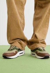Nike Sportswear AIR MAX 1 - Sneakers - neutral olive/black/cacao wow
