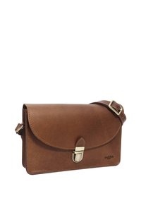 Borsa a tracolla in pelle marrone con pattina, chiusura metallica e tracolla regolabile. Presenta una texture liscia e linee essenziali. Ideale per l'uso quotidiano.