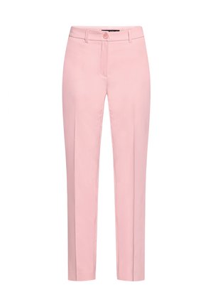 Schmal geschnittene, knöchellange rosa Hose mit Gürtelschlaufen, vorderem Knopf und verdecktem Reißverschluss auf weißem Hintergrund.