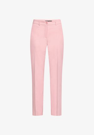 Pantaloni rosa slim fit alla caviglia con passanti per cintura, bottone frontale e chiusura lampo nascosta su sfondo bianco.