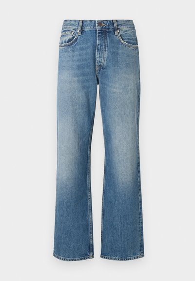 Svijetloplave traperice s širokim nogavicama, ravnog kroja, pet džepova i dugmetom na struku. Imaju izblijedjeli uzorak kroz cijelu površinu.