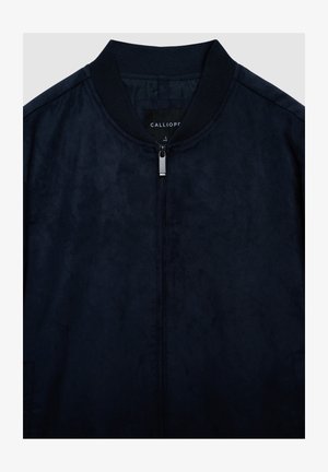 Marineblaue Bomberjacke mit glatter Textur, durchgehendem Reißverschluss und geripptem Kragen. Innen befindet sich ein schwarzes Etikett mit der Aufschrift "CALLIOPE."