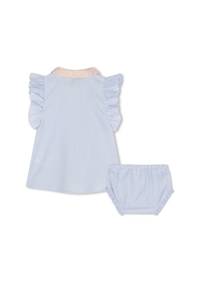 Chemise rayée bleu clair avec des manches froncées et un col floral rose, accompagnée de culottes assorties à rayures. Tissu en coton, design décontracté.