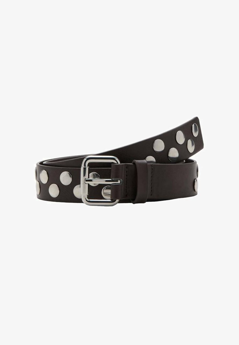 Črni usnjen pas s srebrnimi kovinskimi žebljiči in pravokotno srebrno zaponko. Gladka tekstura, nastavljiva dolžina in polirani kovinski dodatki.