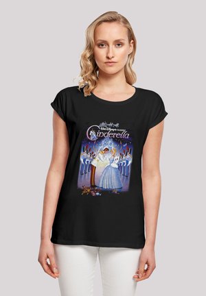 Schwarzes T-Shirt mit buntem Cinderella-Motiv, das Figuren in eleganten Kleidern, eine Schlosskulisse und Details wie Blumen und Tiere zeigt.