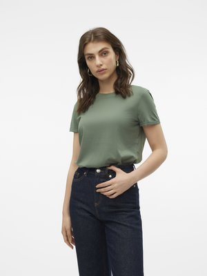 Olivengrønn t-skjorte med korte ermer og rund hals, kombinert med høyt liv mørkeblå denimkjeans. Glatt tekstur, minimalistisk design.