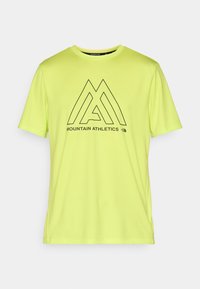 T-shirt de sport jaune néon vif en tissu doux, avec un design graphique noir comportant le texte et le logo "MOUNTAIN ATHLETICS".