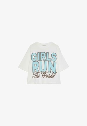 Weißes cropped T-Shirt mit übergroßem hellblauem und braunem Text „GIRLS RUN The World“ auf der Vorderseite.