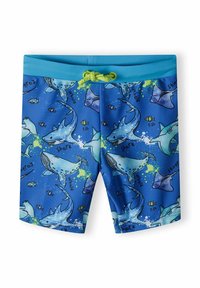 Shorts de bain bleus avec un motif de requins et de poissons, dotés d'une ceinture légère bleue et d'un cordon de serrage vert. Le matériau semble lisse et léger.