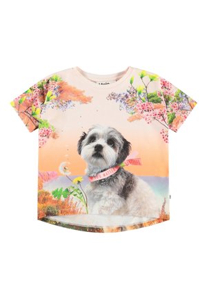 T-Shirt mit floralem Design und einem kleinen Hund mit einer rosa Schleife, auf der "YOU MATTER FESTIVAL" steht, vor einem Sonnenuntergangshintergrund.