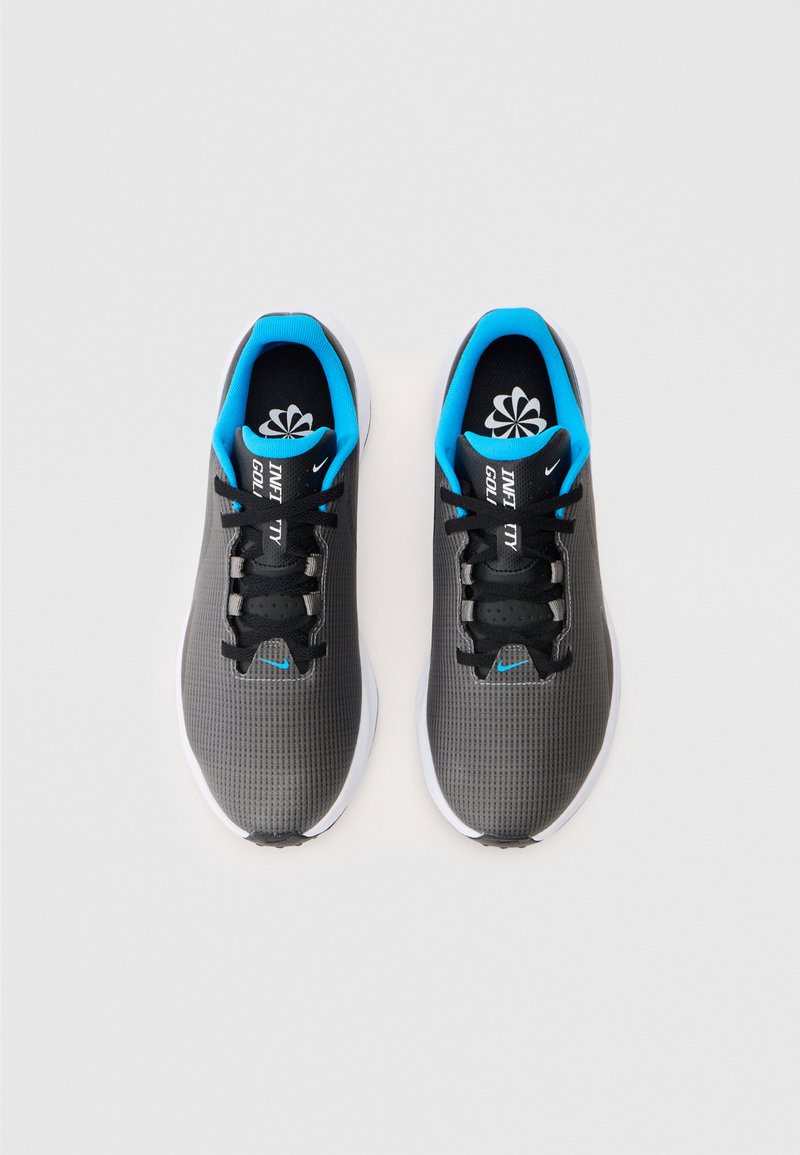 Un paio di scarpe da corsa grigie e nere con rivestimento interno blu, lacci neri e suole bianche posizionate affiancate su uno sfondo bianco.