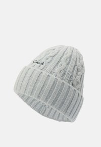 Berretto lavorato a maglia grigio chiaro con texture a coste, caratterizzato da dettagli a trecce e un logo ricamato discreto su un lato.