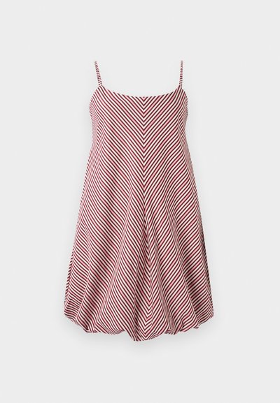 Vestido sem mangas em listras vermelhas e brancas, com corpete ajustado e saia balonê, apresentando um padrão de zigue-zague e alças spaghetti ajustáveis.