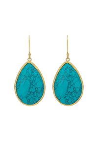 Orecchini a forma di goccia in pietra turchese con venature nere, incastonati in montature dorate, appesi a semplici ganci d'oro su uno sfondo bianco.