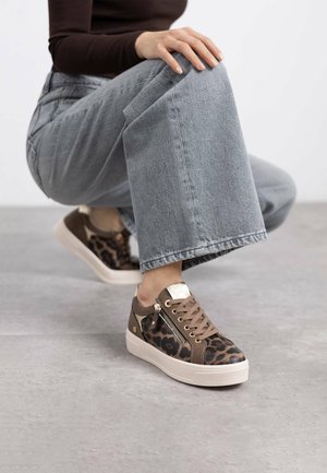 Zapatillas con estampado de leopardo en marrón y beige, con una parte superior texturizada, detalles en dorado y una suela de plataforma de color claro.