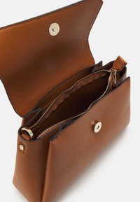 Guess SORA GFRIEND FLAP SHOULDER BAG - Rankinė - cognac