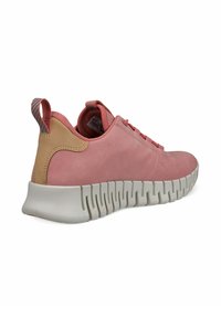 Rosa lädersneakers med en strukturerad yta, utrustade med en kontrasterande tan-häl, elastiska snören och en vit gummisula med spår.