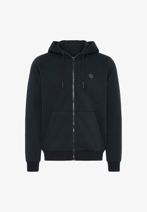 Melnā kapuces jaku ar rāvējslēdzēju, kas izgatavota no mīkstas auduma, ar foderētu kapuci, priekšējām kabatām un auklām. Uz krūtīm ir neliela logo.