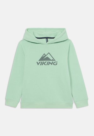 Gaiši zaļš kapuce, izgatavota no džemperu auduma. Ar priekšējo grafiku, uz kuras ir uzraksts "VIKING" un abstrakta kalnu dizaina elements tumši pelēkā krāsā.