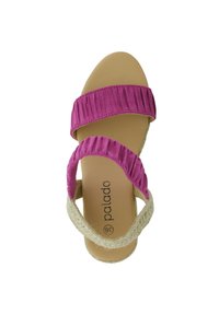 Fialové látkové popruhy s volánkovým designem, béžová stélka a tkaná jute podrážka. Značka viditelná na vložce. Velikost 36.