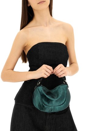 Borsa a tracolla metallizzata di colore turchese con forma curva, dotata di una parte superiore sicura e manici corti. Texture lucida e design minimalista.