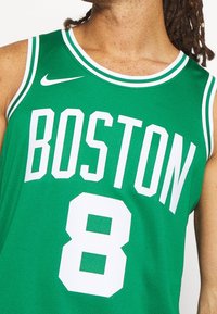 Camiseta de baloncesto verde con el lettering blanco "BOSTON" y el número "8" en la parte frontal. Fabricada con tejido de malla y con detalles en blanco en contraste.