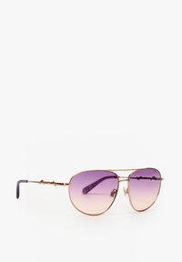 Gouden aviator zonnebril met een gradient paarse lens. Heeft dunne metalen monturen, een dubbele brug en een getextureerde arm met merknaam.