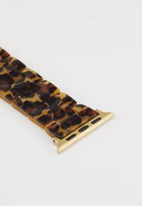 Bracelet de montre en motif écaille de tortue avec des maillons rectangulaires, complété par un fermoir et des détails en ton doré. Fini lisse, design flexible.
