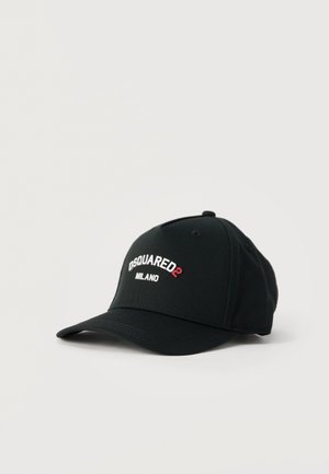 Fekete baseballsapka ívelt karimával, az elülső panelen fehér és piros "DSQUARED2 MILANO" hímzett felirattal.