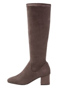 Bota de ante marrón hasta la rodilla con punta redonda y tacón grueso. Presenta una textura suave y un diseño de tobillo sin costuras.