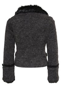 Chaqueta de lana texturizada negra y gris con cuello de piel sintética, diseño corto con mangas anchas y dobladillo recto, que presenta puños en contraste.