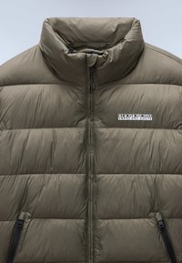 Puffer jacket in olive green, featuring a high collar, front zipper, and horizontal quilted design. Logo displayed on the left side.