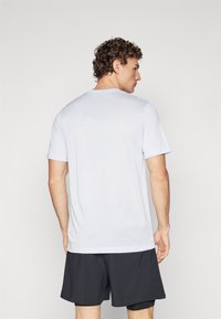 Nike Performance TEE NEW VENEER - Sportska majica - football grey/pure/white