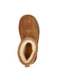 Bruine nubuck enkellaars met een korte schacht, ronde neus en een zachte bontvoering. Voorzien van een lus aan de achterkant voor gemakkelijke instap.