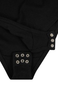 Bodysuit en tissu noir côtelé avec des fermetures à pression en métal argenté. Texture lisse, forme ajustée, sans motifs ni accents.
