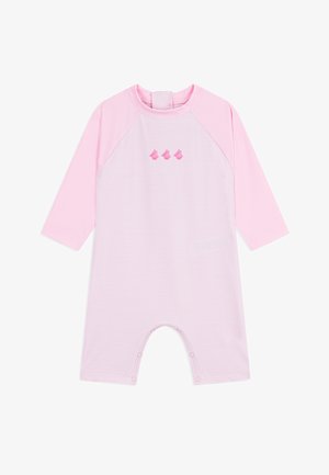 Różowy długi kombinezon dla niemowląt z jasnoróżowymi paskami, trzema małymi ikonami żaglówek na klatce piersiowej oraz zatrzaskami w kroku.