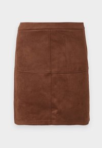 Mini-jupe en daim marron à coupe droite, avec des détails de coutures horizontales et verticales, et une ceinture ajustée sur un fond uni.