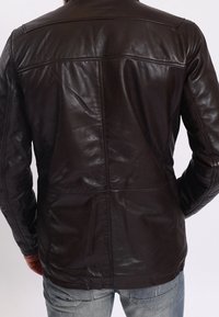 Braune Lederjacke mit einer glatten Textur, tailliertem Schnitt und minimalen Nähten, von hinten gezeigt.