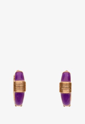Pendientes de esmalte morado con herrajes en tono dorado, que presentan acentos acanalados y un acabado suave. Diseño compacto con forma redondeada.