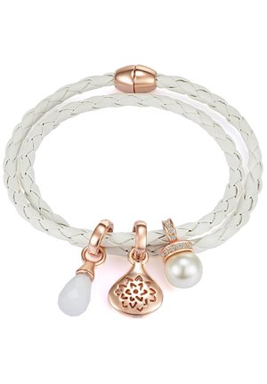 Pulsera de cuero trenzado blanco con un cierre de oro rosa, que presenta tres encantos: una piedra en forma de lágrima blanca, un diseño floral y una perla.