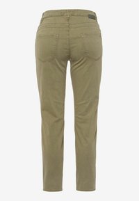 Vue de dos d’un pantalon droit vert olive avec deux poches arrière et un patch de marque près de la taille.