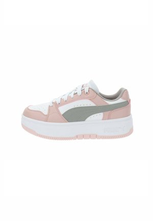 Sneaker bianco, rosa e grigio con punta arrotondata, scatola per le dita perforata e suola bianca spessa. Presenta un logo prominente sul lato.