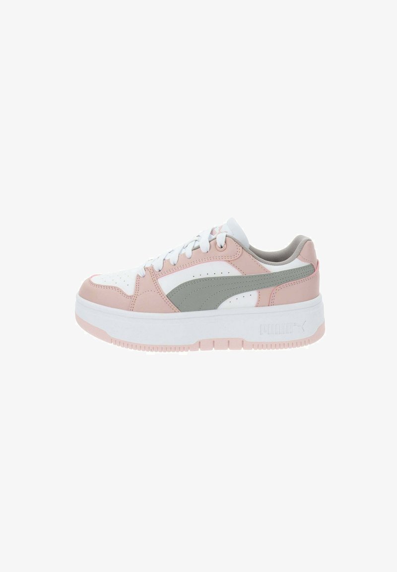 Sneaker bianco, rosa e grigio con punta arrotondata, scatola per le dita perforata e suola bianca spessa. Presenta un logo prominente sul lato.