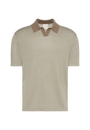 Πλεκτό μπλουζάκι πόλο σε μπεζ χρώμα με κοντά μανίκια, καφέ γιακά και V-σχήμα στην περιοχή του λαιμού, εμφανίζεται μπροστά σε λευκό φόντο.