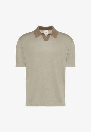 Rövid ujjú bézs kötött galléros póló barna gallérral és V-alakú bevágással a nyakkivágásnál, fehér háttér előtt.